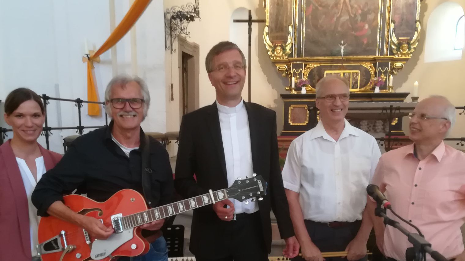 Auch Bischof Gerber findet die SongGruppe Lehnerz gut. 