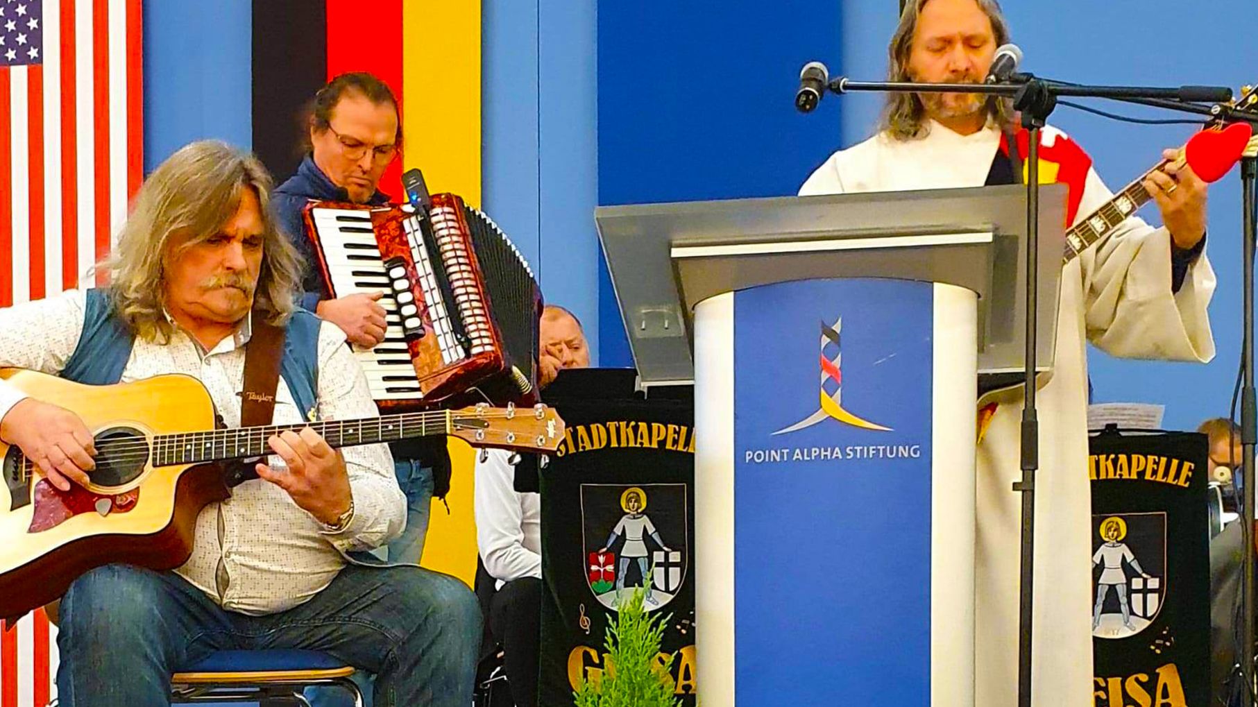 Gefängnismusik-Projekt „Divine Concern“ singt für Freundschaft, Hoffnung und Frieden 