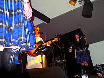 Gefängnisseelsorger Diakon Dr. Meins Coetsier, „Pipes & Drums“ und Saxophon-Melodien 