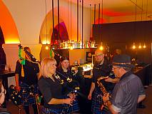 Schottischen Klängen der „Pipes & Drums“ aus Burghaun und den gefühlvollen Saxophon-Melodien vom Musiker Mario Fritsch