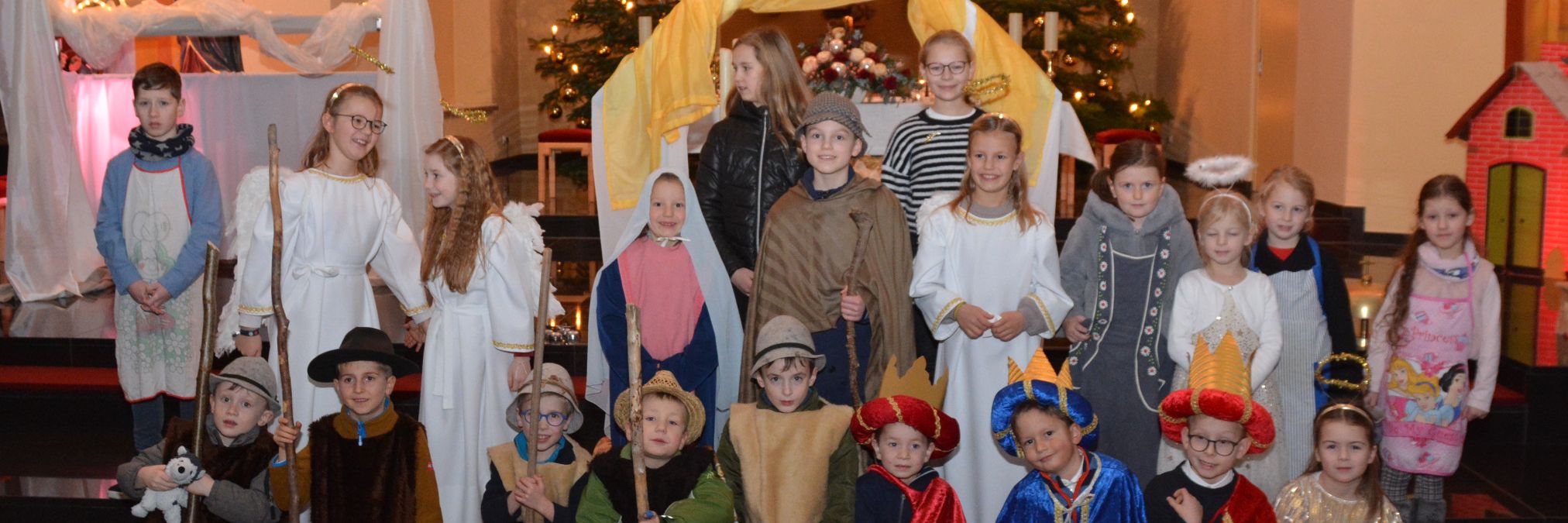 Kinder zeigen Krippenspiel in Steinbach
