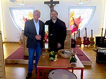 01 Ostern 2023 - JVA Fulda - Gerhard Röchow, Gideon-Bund und Gefängnisseelsorger Diakon Dr. Meins Coetsier