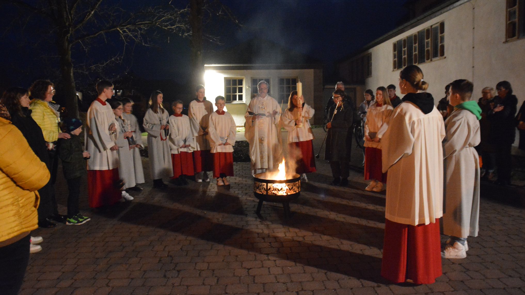 Pfarrer Vogel feiert mit Gläubigen traditionelle Osternacht in Steinbach