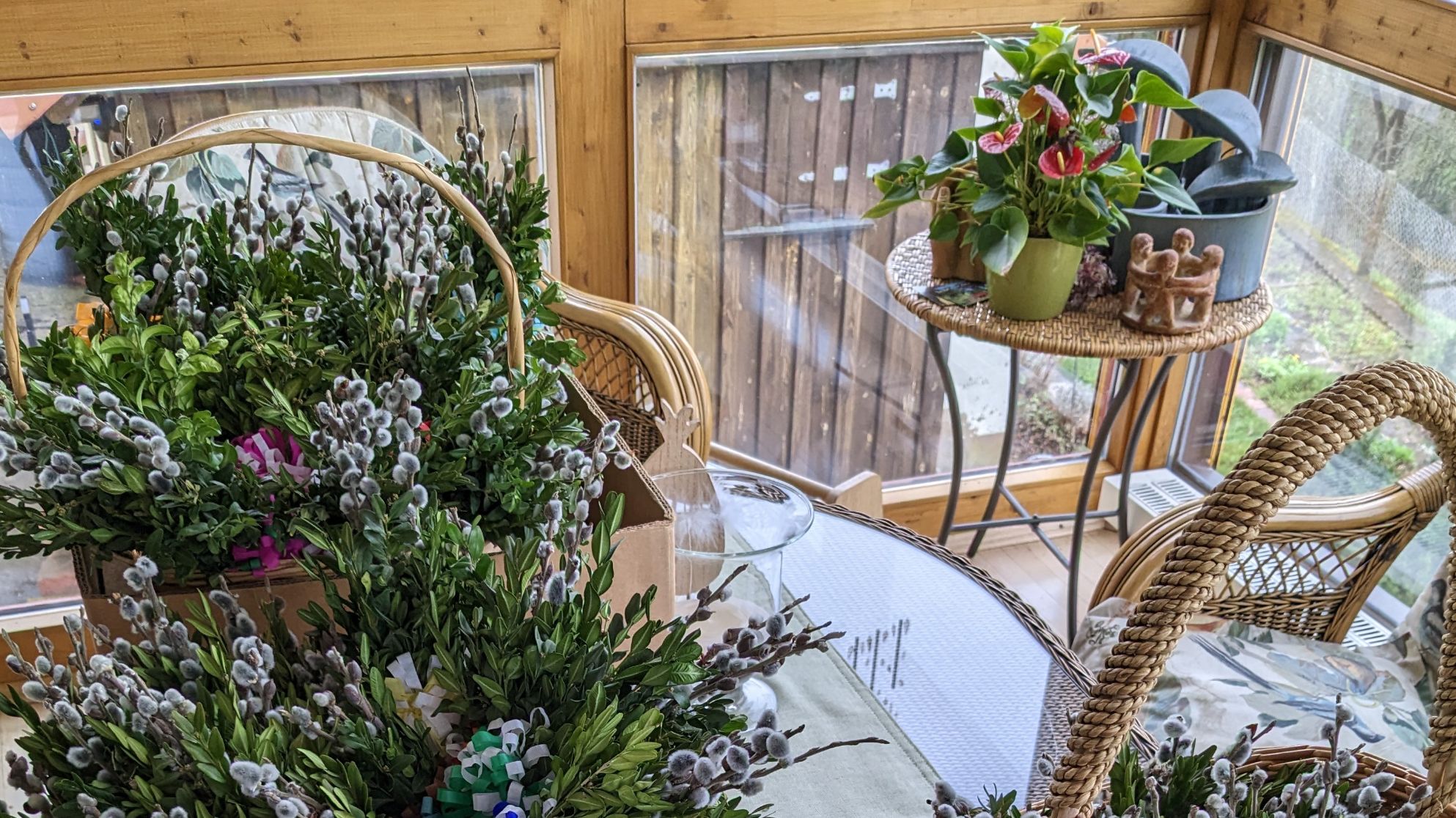 Bunte Eier,  Palmsträuße und Tatico-Kaffee für „Oskar hilft“