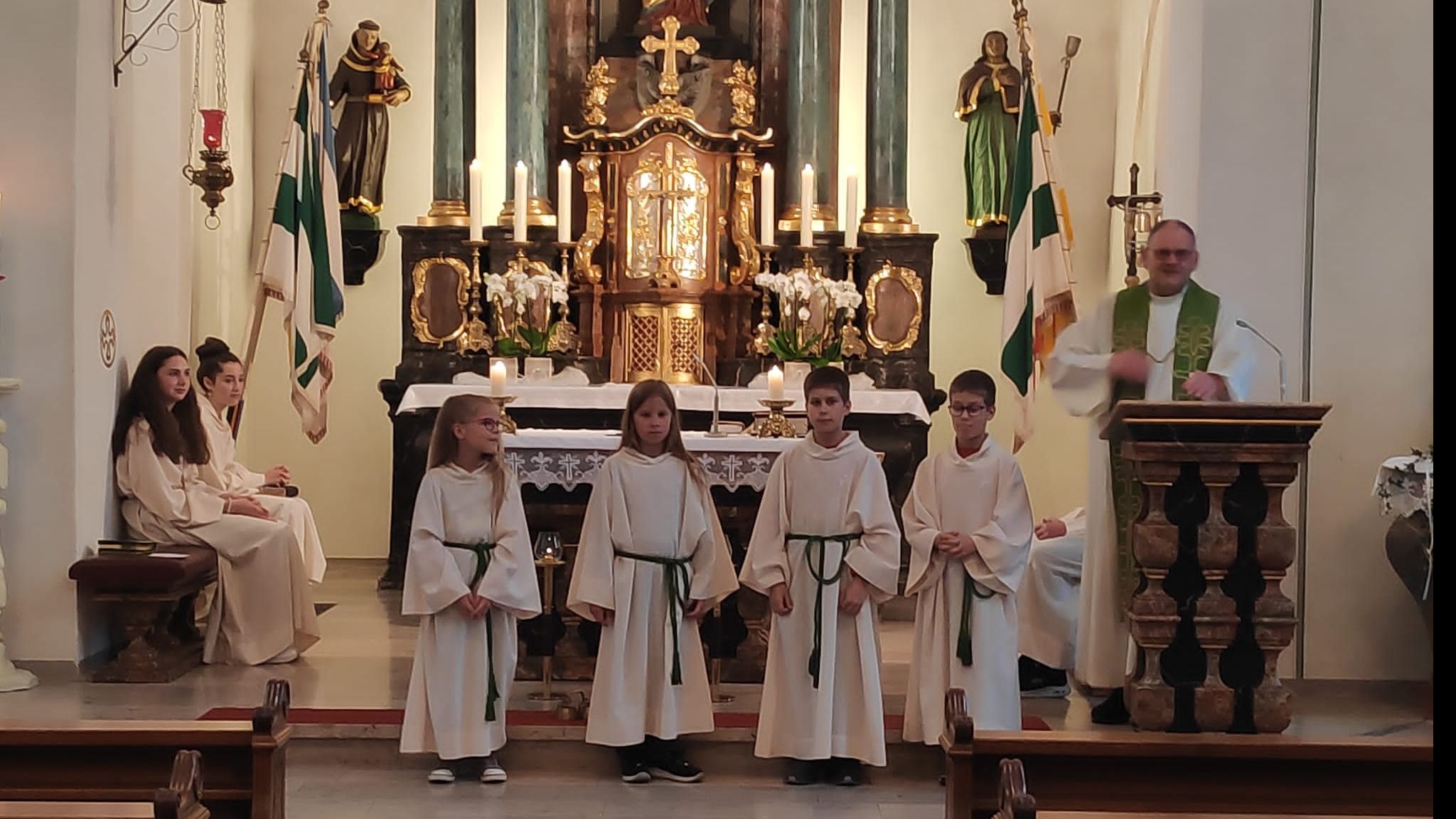 Neue Messdienerinnen und Messdiener in Großentaft eingeführt