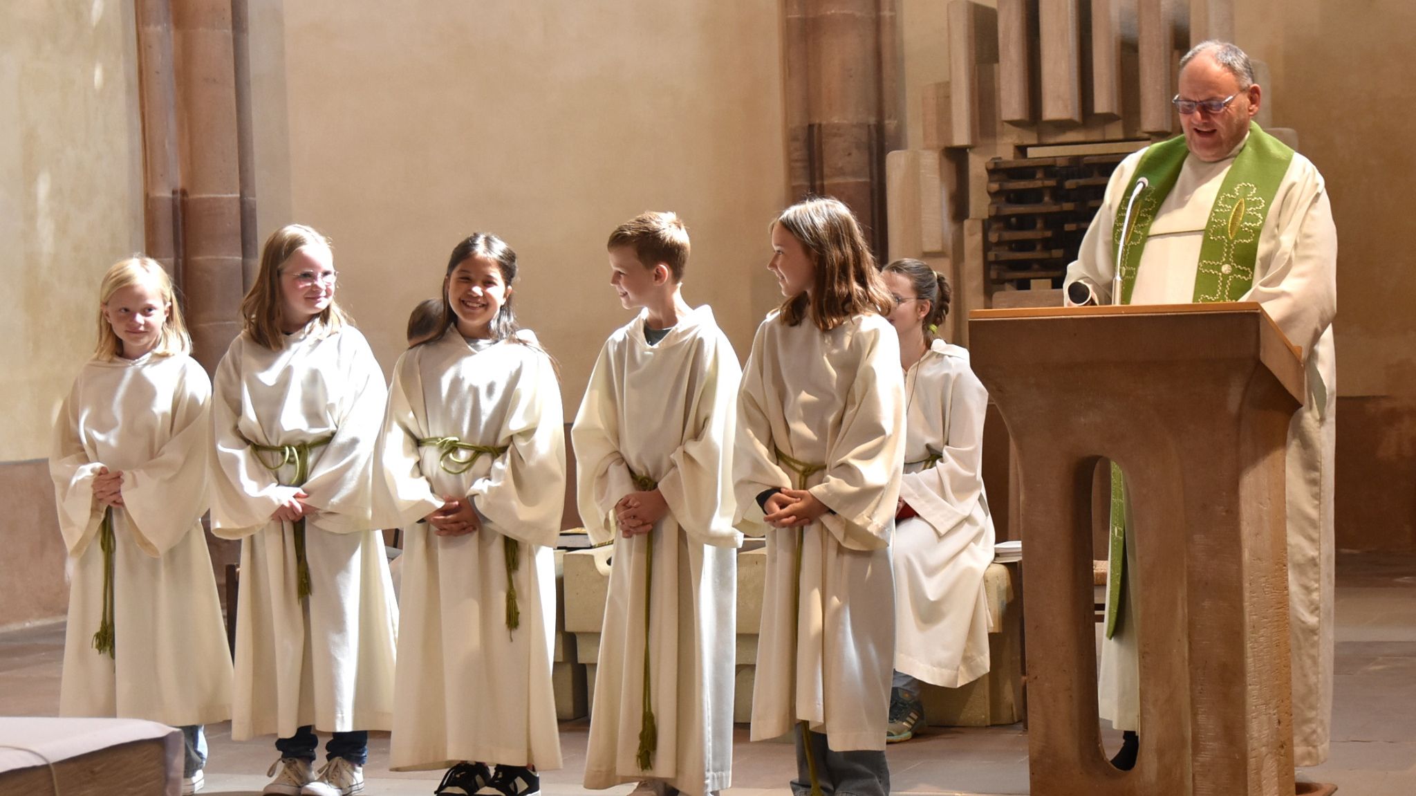 Neue Messdienerinnen und Messdiener in Rasdorf eingeführt