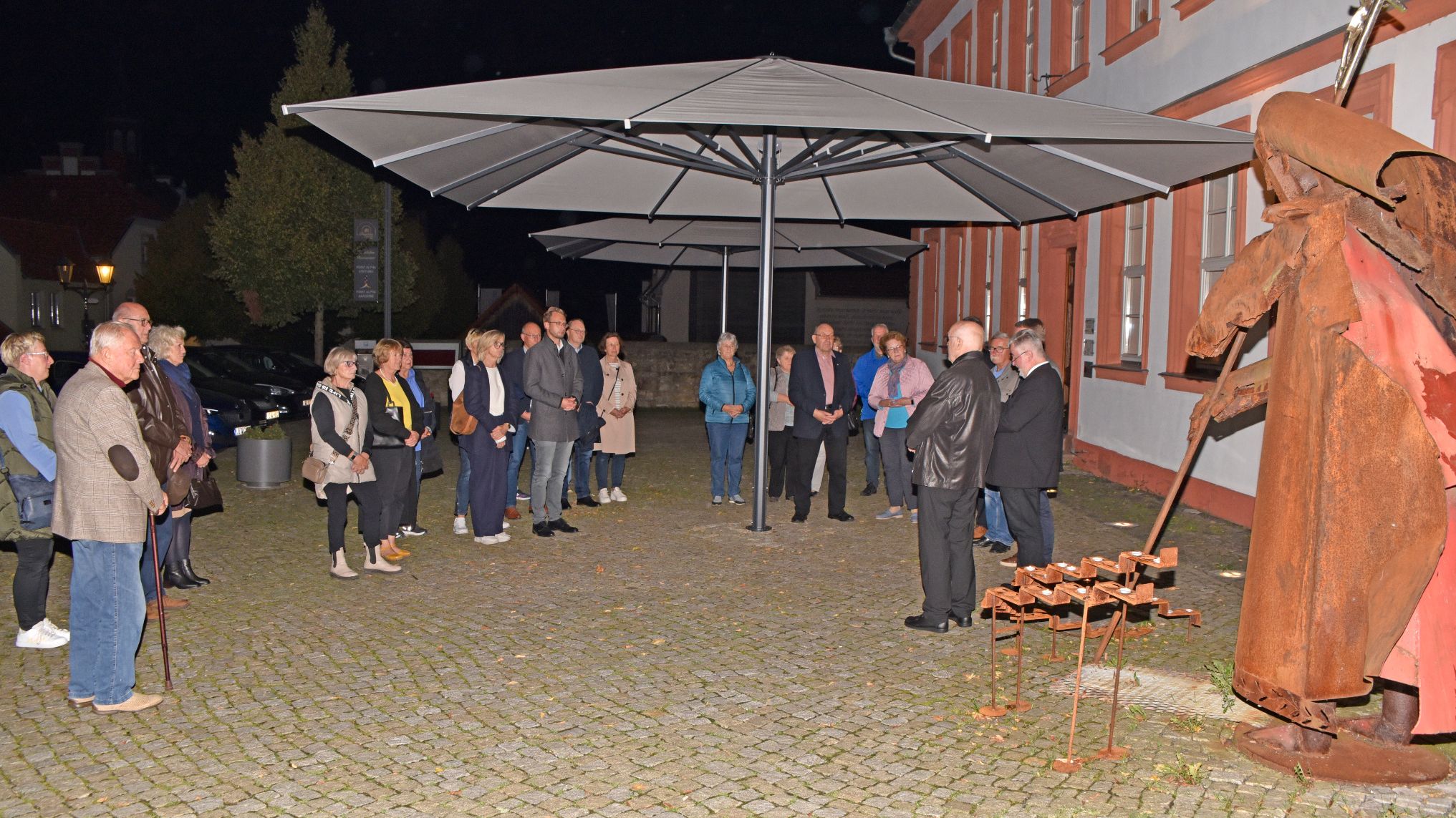 Nach dem Gottesdienst traf man sich zur Statio vor der Papst-Skulptur auf dem Geisaer Schlossplatz.
