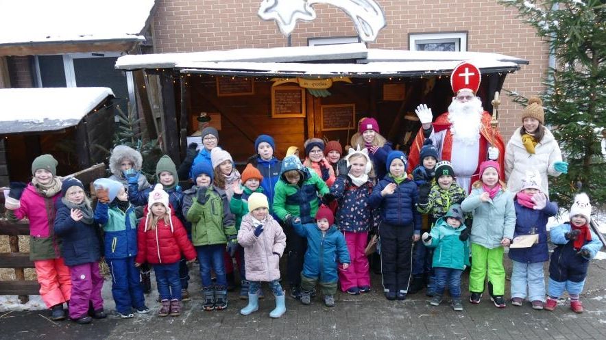 Mit dem Nikolaus an der Krippe