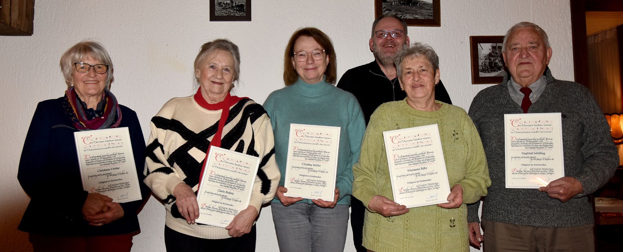 Beim Jahresrückblick ehrte Pfarrer Ulrich Piesche (hinten) (von links nach rechts) Christiane Herber und Gisela Budenz  (beide 60 Jahre), Christina Weller, Marianne Röhr und Siegfried Schilling (alle drei 25 Jahre)