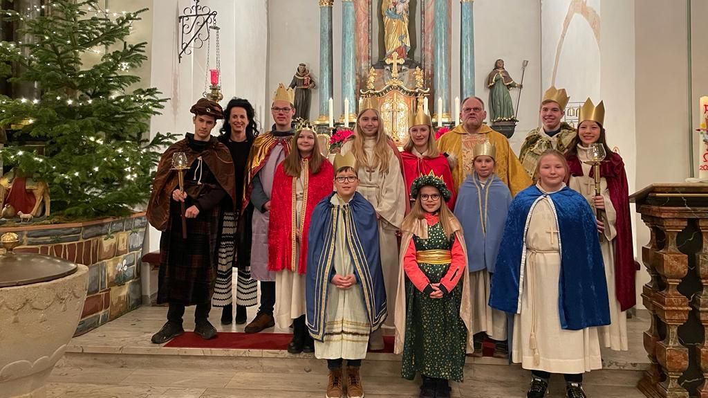 Segen bringen für das Jahr 2024
Sternsingerinnen und Sternsinger waren unterwegs
