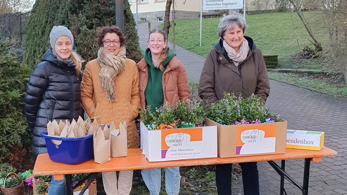 140 Palmzweige und Ostereier für „Oskar hilft“