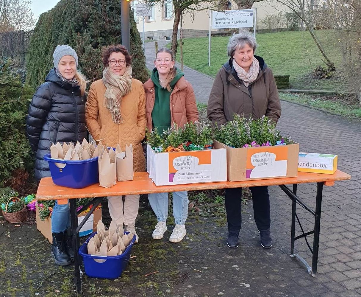 Daniela Vögler, Claudia Gerhard, Josephine Sudbrock und Hermia Weißmüller (v.l.n.r) bieten die selbstgemachten Palmsträuße und Ostereier an.