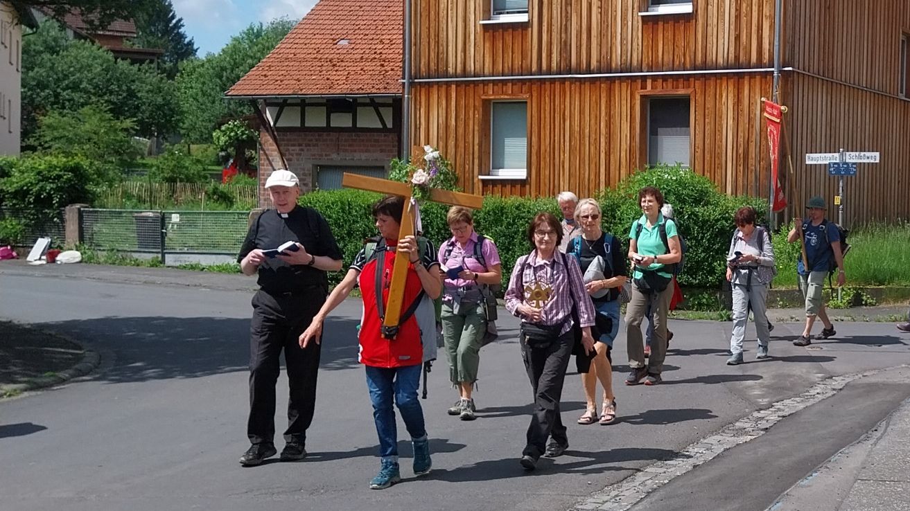 Wallfahrtsgruppe aus Baunatal auf dem Weg nach Walldürn