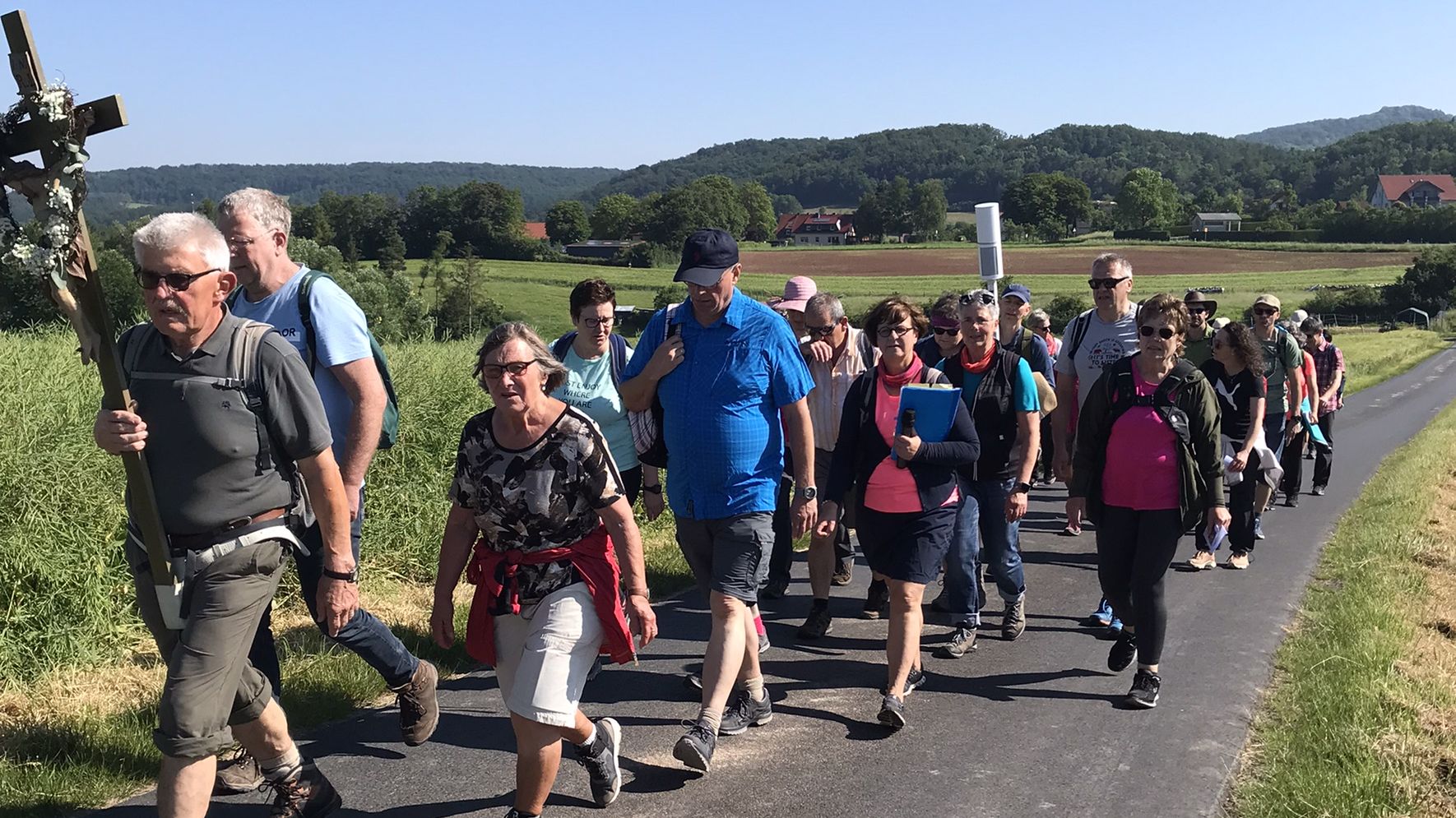 Wallfahrtsgruppe auf dem Weg zum Schenkelsberg