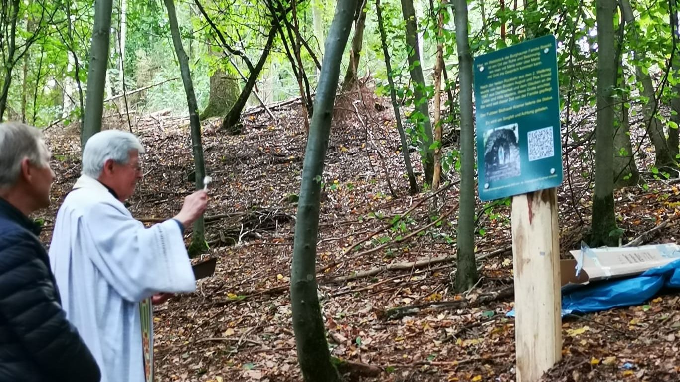 Strahlender Sonnenschein - Gebete an der Burghauner Grotte - Einweihung der Erinnerungstafel im Wald der Familie Bosold -