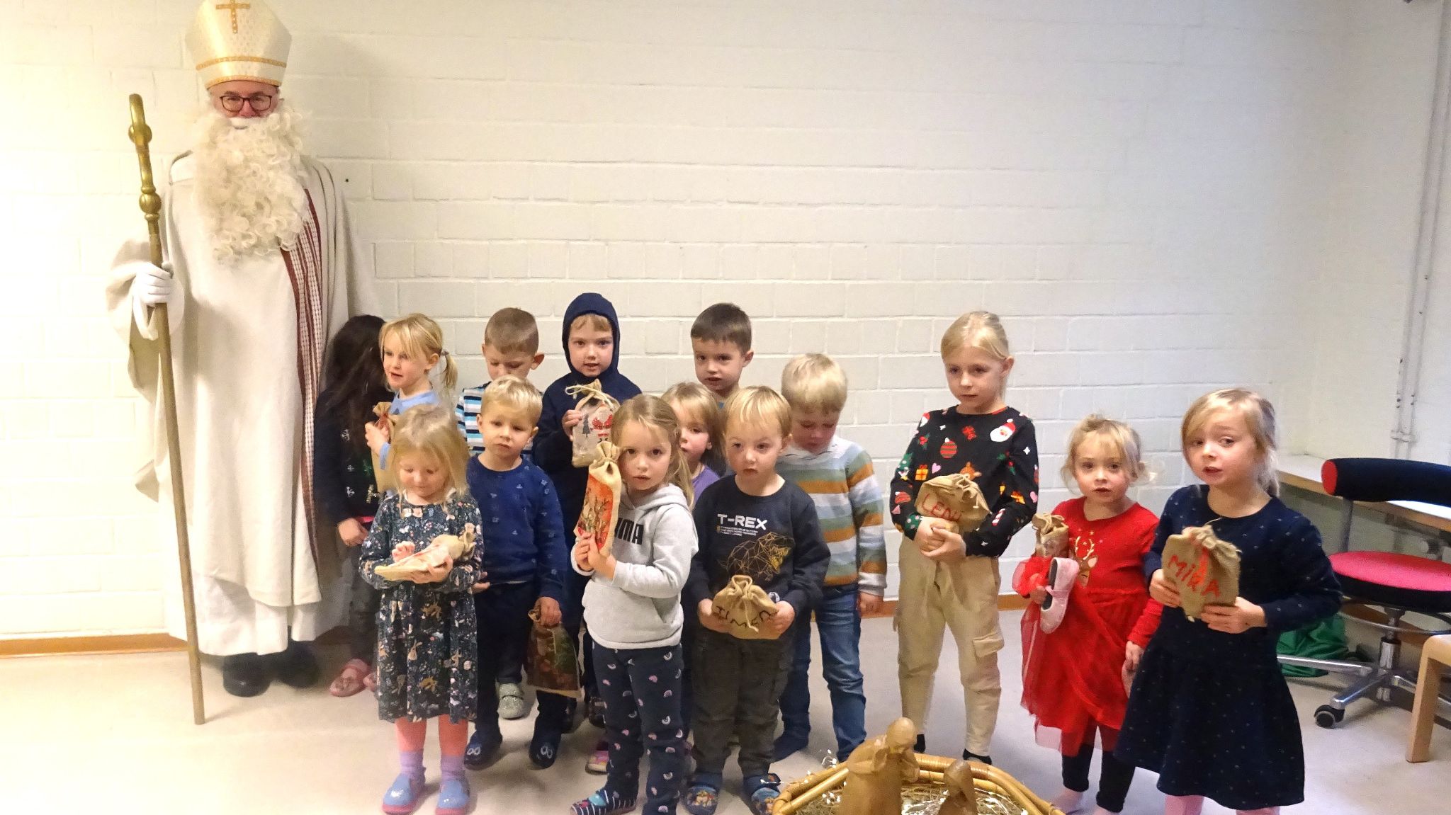 Der Nikolaus besucht die Kinder