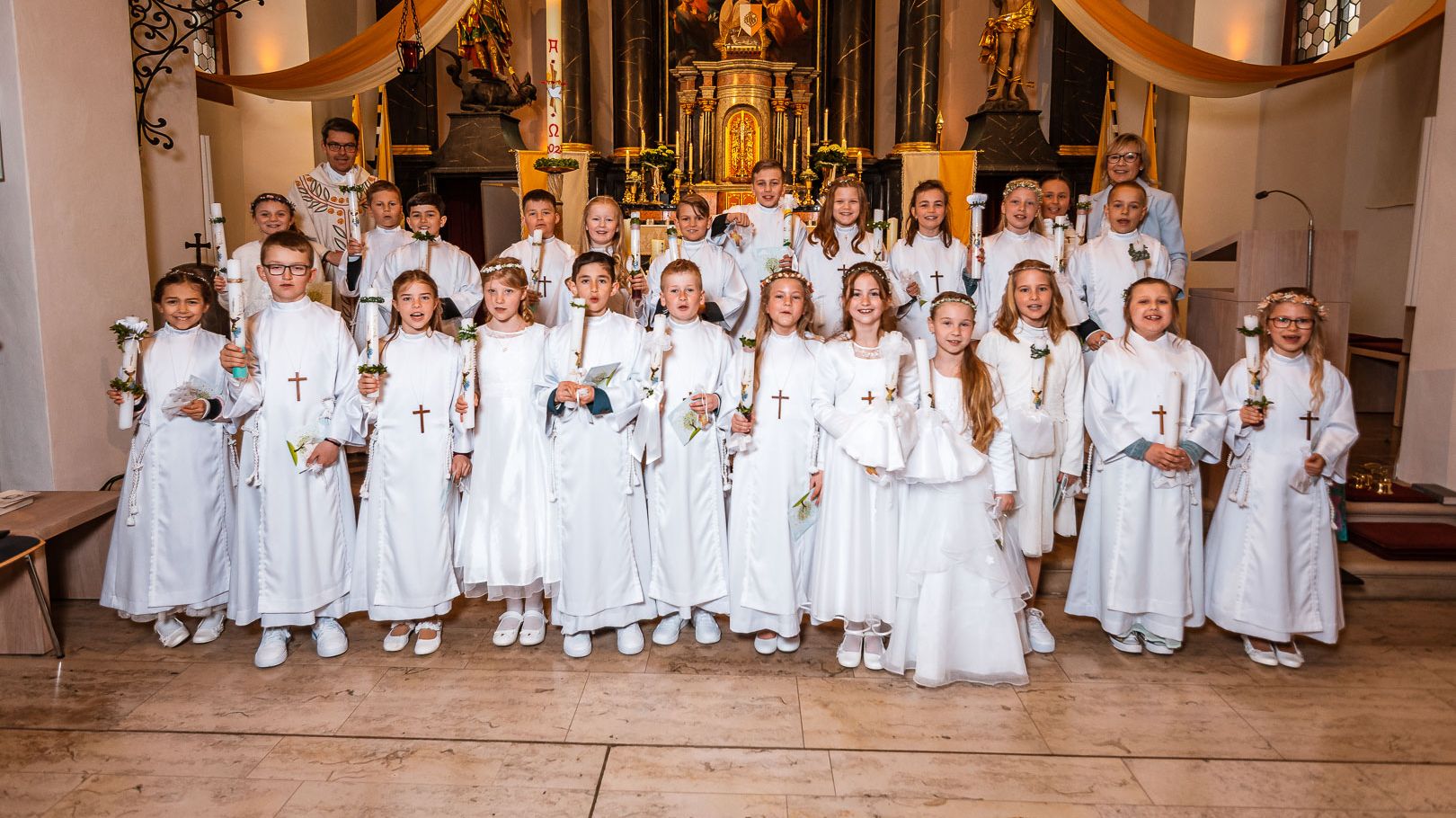 „Bilder von den festlichen Dankgottesdiensten der Erstzkommunionkinder“ 