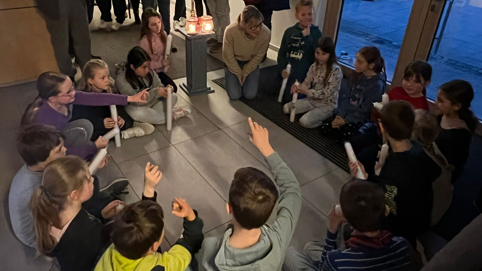 Erstkommunionvorbereitung: 7. Weggottesdienst : „Jesus – das Licht der Welt“
Übergabe der Kommunionkerze
