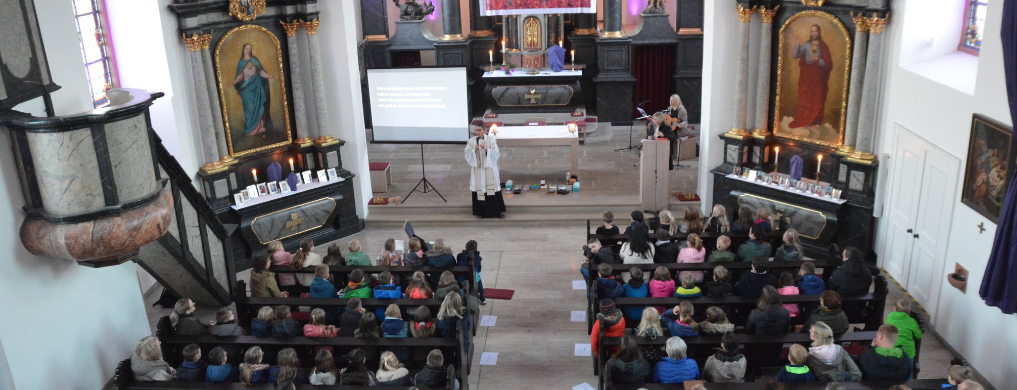 Worship für die Erstkommunionkinder des Pastoralverbundes Hessisches Kegelspiel und Segnung der Familien von Pfarrer Blümel am 5. April 2023 in Eiterfeld