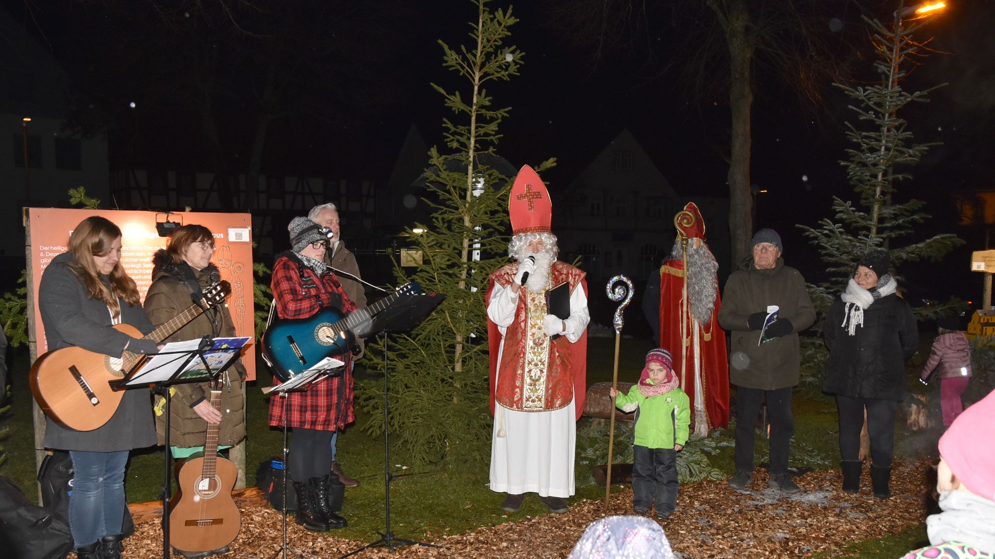 Nikolaus teilte Gaben am Adventsweg aus