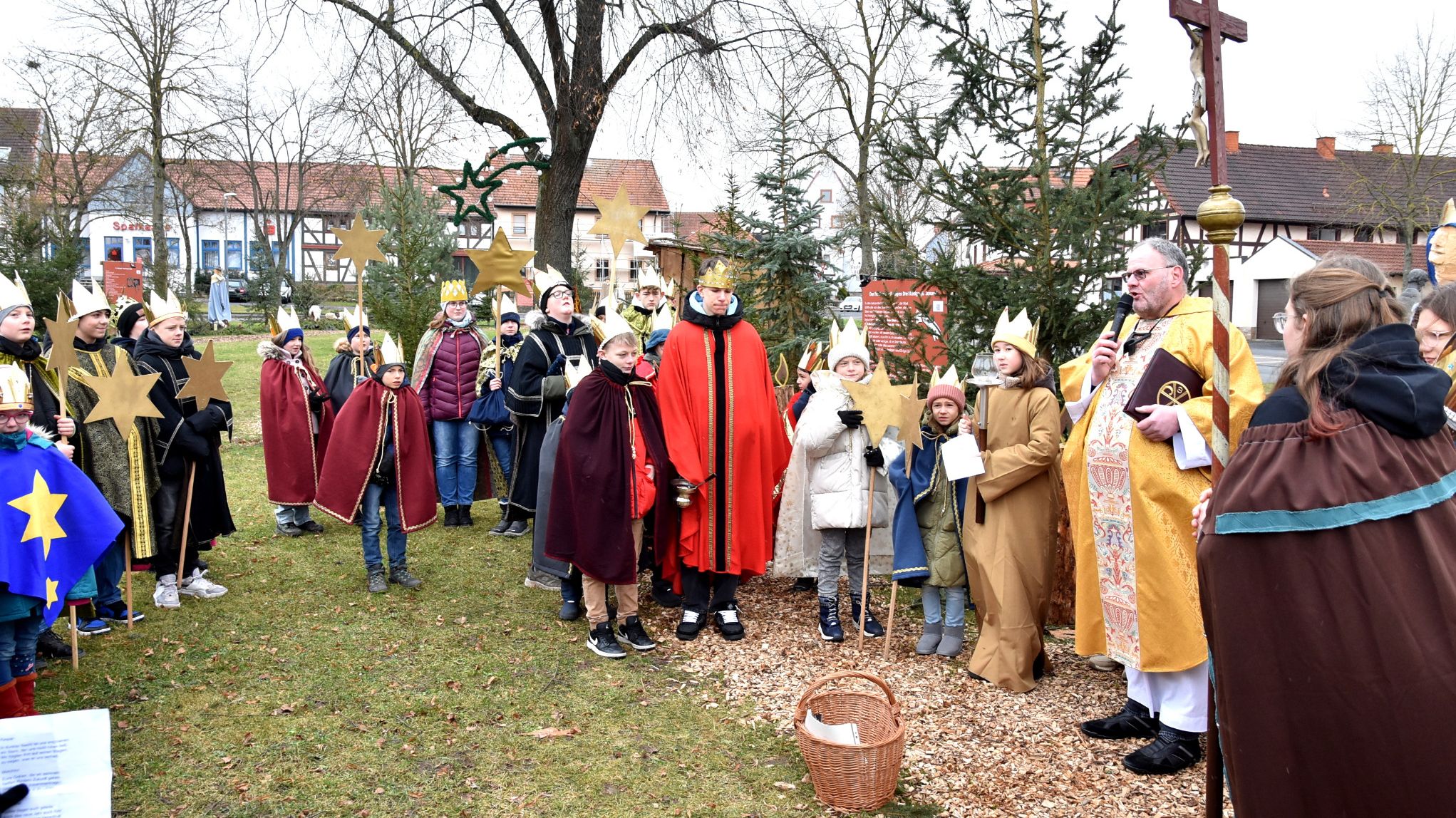 Segen bringen für das Jahr 2024
Sternsingerinnen und Sternsinger waren unterwegs
