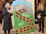 „Jesus geht mit!“- Erstkommunionkinder 2024 aus Großenlüder stellen ihr Motto vor.