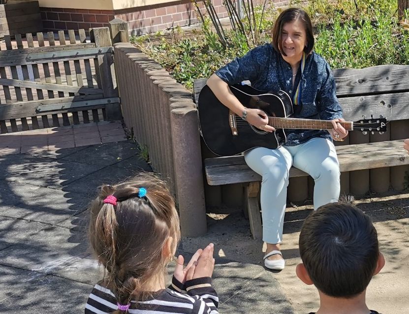 Gemeindereferentin Brigitte Tabor beim Singen mit Kindern in der Kita Heilig Geist