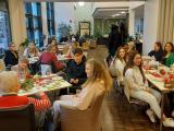 Schülerinnen und Schüler der Lindenauschule überreichen Adventsgestecke an Altenheim-Bewohner